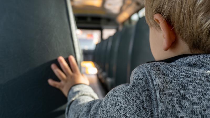 Enfant dans bus