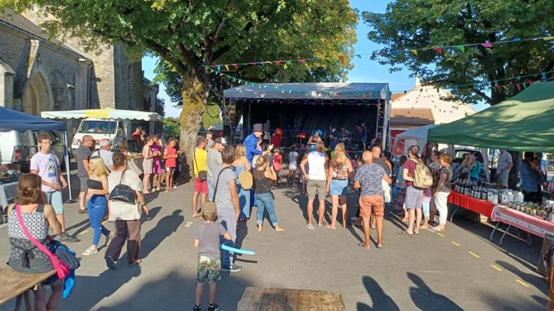 Artisans et foule sur place de l'Eglise