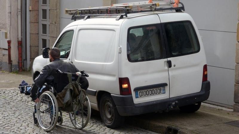 Fauteuil roulant sur route et pas trottoir