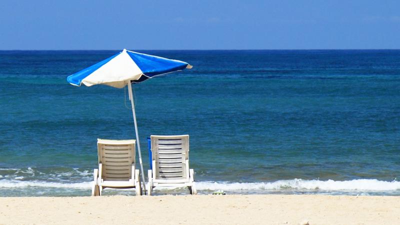 Plage mer parasol chaises longues