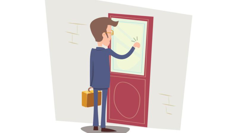 Commercial qui frappe à la porte